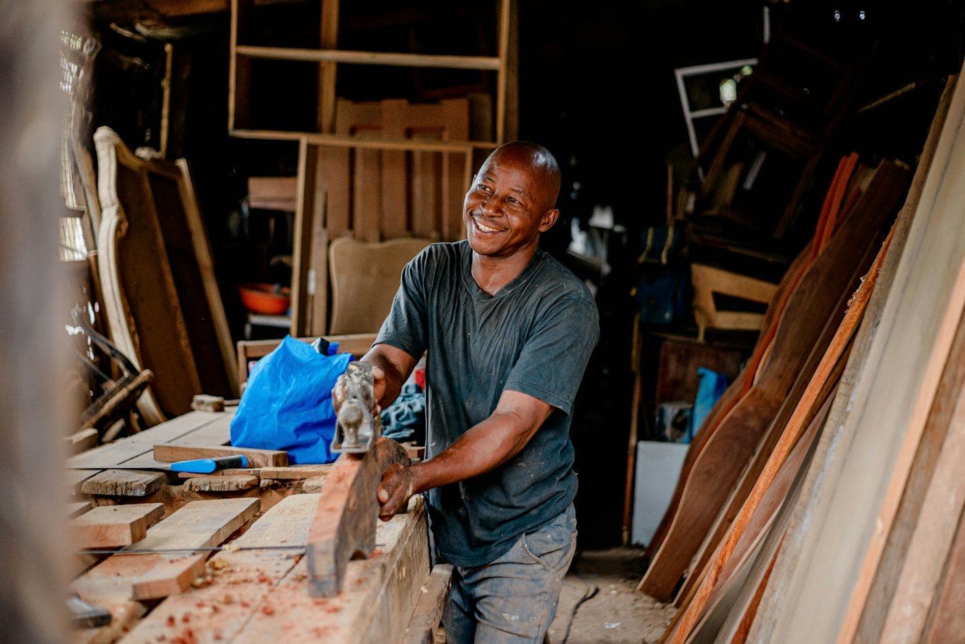 Artisan dans son atelier