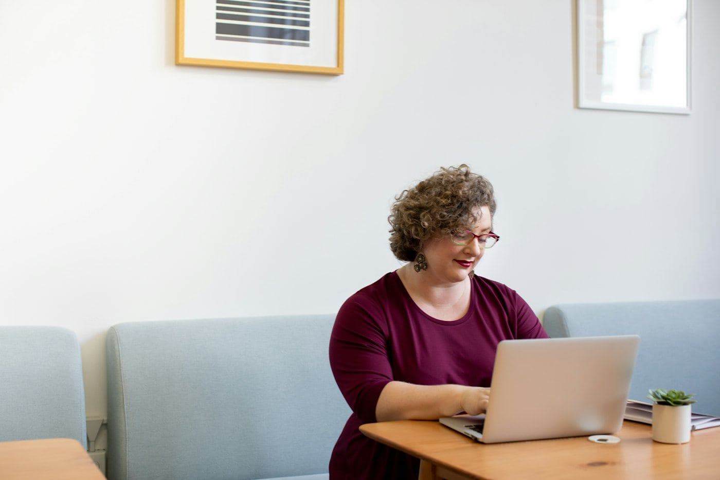 Assistante à son bureau